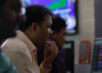 Indian investors eschew equity funds as economy falters