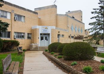 Oconomowoc school board split on old Meadow View property