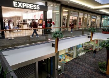 Express, seeking revival, to close 100 stores