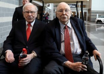 Warren Buffett’s Berkshire Hathaway Stock Underperforms the Most Since 2009