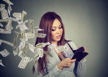 What is the decoy effect and why does it make us spend more?