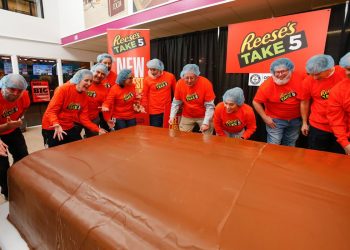 Reese’s Take 5 just stole the record for the largest chocolate nut bar from Snickers – FOX 61