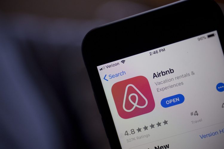 Airbnb Board Meets to Consider Raising Funds or Buying Assets