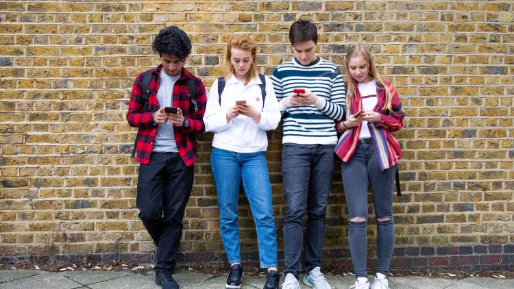 Thousands of friends online, few in real life