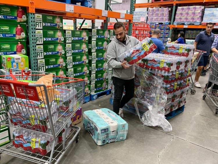 Plummeting oil prices and mortgage rates could boost consumers