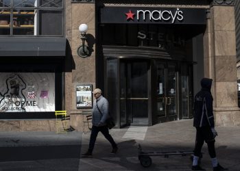 U.S. Retail Crisis Deepens as Hundreds of Thousands Lose Work