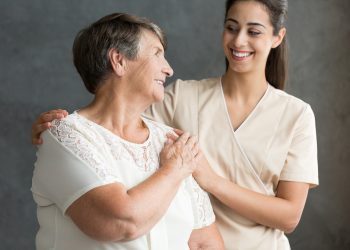Changes in Kidney Function in Elderly Patients with and without Nephrology Referral