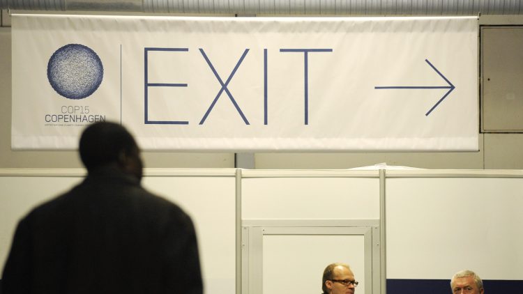 Investors pull record $108 billion out of bond funds this week