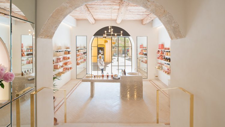 Amid brick-and-mortar closures, brands shift pop-ups to summer – Glossy