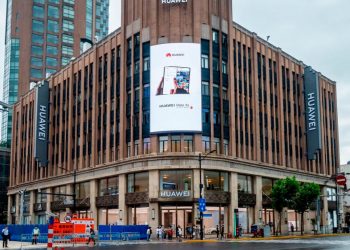 Huawei overtakes Samsung for the first time ever last quarter, report says