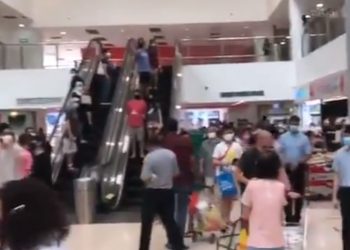 Applause for Workers’ Party Sengkang GRC team during thank you visit to Rivervale Plaza – Mothership.SG