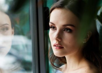 Researchers Use AI To Investigate How Reflections Differ From Original Images