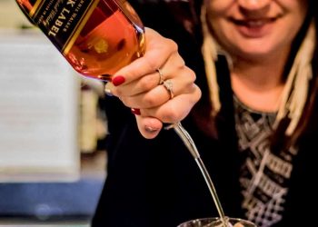 FTSE 100 led higher by banks and Diageo PLC