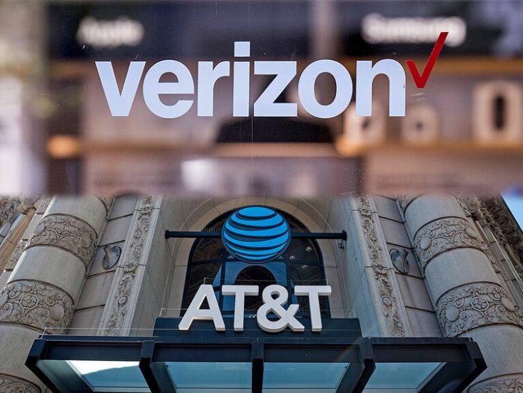 AT&T and Verizon battle it out for market lead