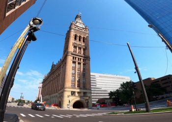 ‘Growing threat:’ Milwaukee sees COVID-19 positivity, cases rise