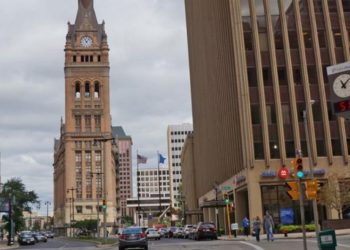 Milwaukee sees slight drop in COVID-19 cases, positivity