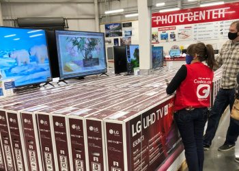 Consumer spending up a slight 0.5% as virus maintains grip