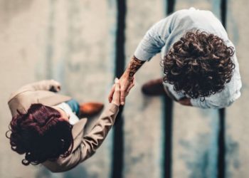 7 Expert Tips for Acquiring Your Startup’s First Customer