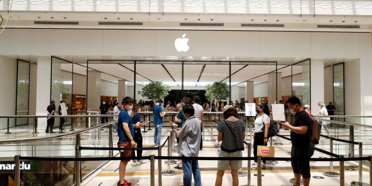 A Big Fund Sold Apple and Tesla Stock. Here’s What It Bought.