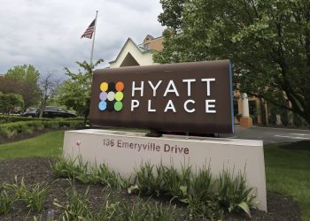 Hedge funds eye distressed malls and hotels