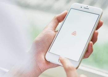 Airbnb Shares Slide as Some Analysts Express Valuation Concerns