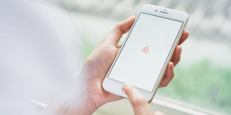 Airbnb Shares Slide as Some Analysts Express Valuation Concerns