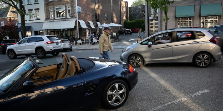 Global Stocks Bruised by Forced Selling From Hedge Funds After GameStop Surge