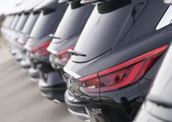 Late sales rebound helps US automakers avoid 2020 disaster