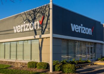 Verizon shifts retail jobs, offers severance to some employees
