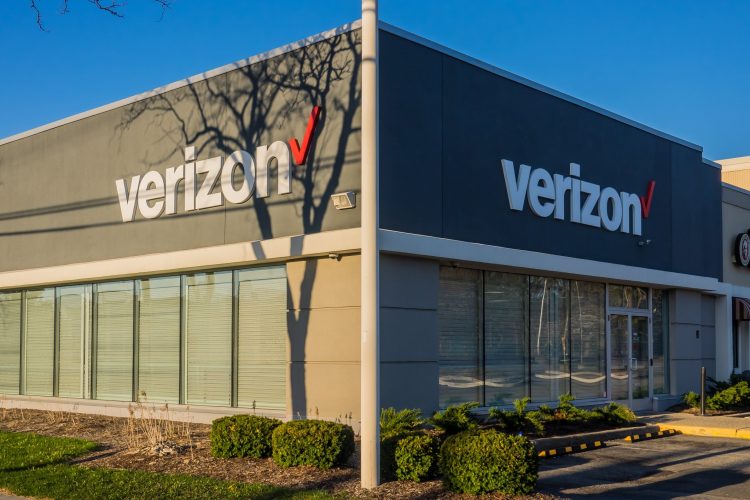 Verizon shifts retail jobs, offers severance to some employees