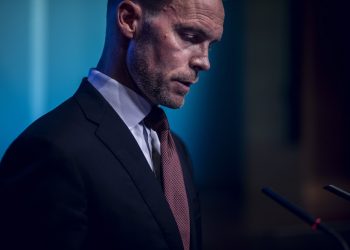 Norway Wealth Fund Dumps Oil Stocks Amid $10 Billion Loss