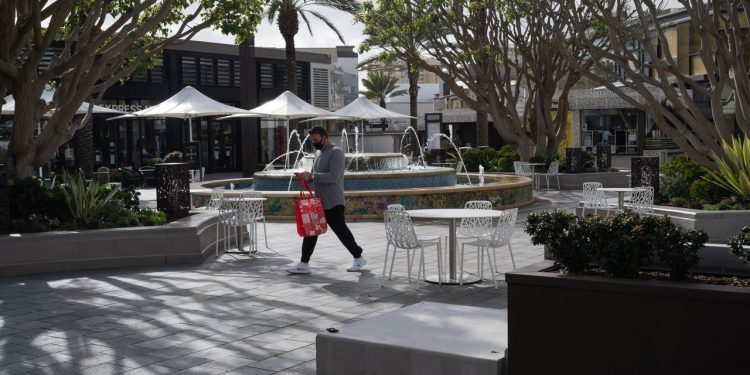 Lower-Income Covid-19 Aid Recipients Seen Boosting Consumer Spending