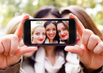 Love taking selfies? You might have ‘selfitis’