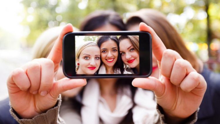 Love taking selfies? You might have ‘selfitis’