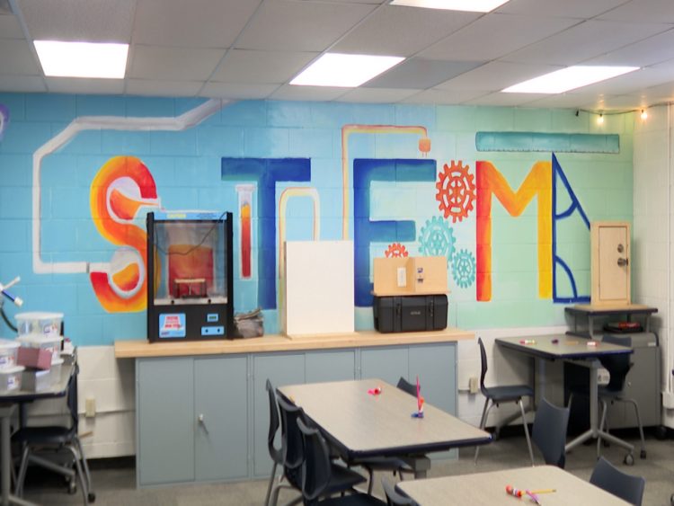 Generous alum funds STEM lab at Riverview Grade School