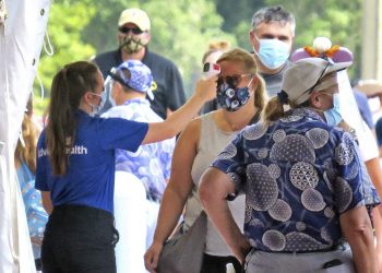 Walt Disney World, Universal Studios hoping to lure tourists back for spring break