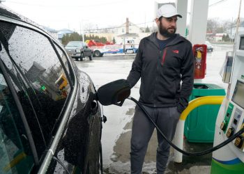 Poll: Metro area consumers more optimistic but worry about rise in gas prices